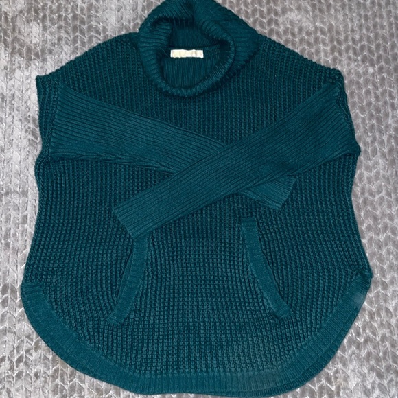 Michael Kors Cable Knit Turtleneck sweater.  Size Small.  Scoop hemline. - Picture 1 of 8